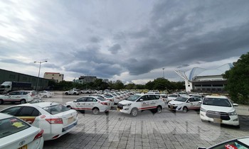 Taxi Đà Nẵng xếp dài ở bãi đỗ, các hãng dè dặt hoạt động trở lại