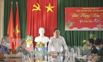 Chủ tịch UBND tỉnh Bình Định Nguyễn Phi Long kiểm tra tình hình hoạt động các đơn vị đang tổ chức cách ly tập trung. Ảnh: Trương Định