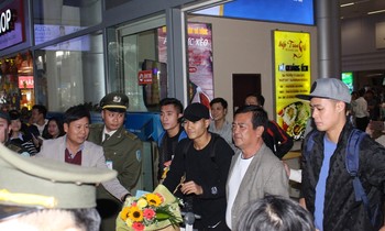 Đức Chinh, Tiến Dụng và Ngọc Tuấn (bìa phải) được chào đón nồng nhiệt tại sân bay Đà Nẵng chiều 5/2. Ảnh: Giang Thanh