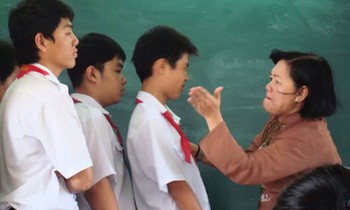 Từ 1/11 bỏ hình phạt “bêu riếu” trước lớp: Đã đến lúc xóa sổ cách phạt đánh vào danh dự!