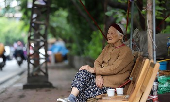 Trời trở lạnh, người Hà Nội co ro trong đợt gió mùa đầu tiên