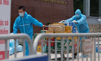 Xuyên trưa chuyển hàng tiếp tế cho Bệnh viện K Tân Triều