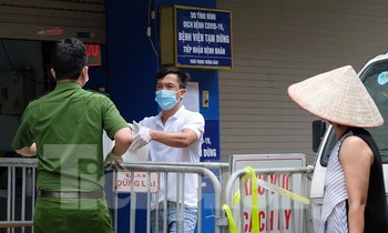 Bệnh viện Medlatec bị phong toả, công an giúp bác sĩ chuyển thuốc đến bệnh nhân ngoại trú