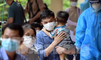 Hà Nội: Hàng trăm người xếp hàng đợi xét nghiệm COVID-19 sau khi về từ Đà Nẵng