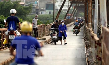 Hà Nội áp Chỉ thị 16, nhiều người vẫn tụ tập trên cầu Long Biên, bơi ở bãi tắm sông Hồng