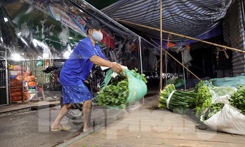 Tiểu thương tất bật trong đêm khi chợ đầu mối phía Nam mở lại sau thời gian 'nghỉ dịch'