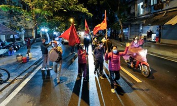 Khoảnh khắc dỡ phong toả bệnh viện Việt Đức, người dân vui mừng về nhà ngay trong đêm