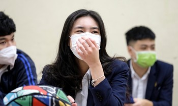 Phụ huynh lo lắng, học sinh phấn khởi trở lại trường sau thời gian dài học online ở nhà