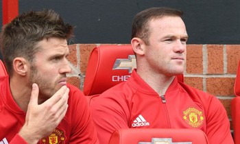 Wayne Rooney, Michael Carrick vắng mặt ở trận đấu với St Etienne rạng sáng mai.