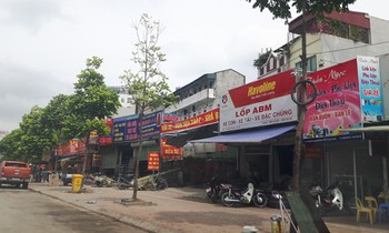 Được biết, ngoài điểm tại đường Nguyễn Hoàng, việc xây dựng ki ốt, chợ bán thực phẩm sạch đang được thực hiện nhiều điểm khác gây ắc tắc giao thông, làm xấu mỹ quan đô thị