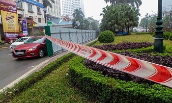 Hàng rào bảo vệ đã được dựng lên với nhiều máy móc, thiết bị đang hoạt động tại khu vực cắt xén dải phân cách đường Nguyễn Chí Thanh