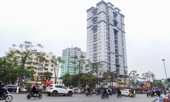 Tòa nhà bỏ hoang nhiều năm nay giữa trung tâm Thủ đô