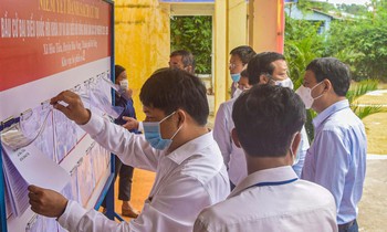 Lãnh đạo TP Đà Nẵng kiểm tra công tác chuẩn bị tại một điểm bầu cử của TP.
