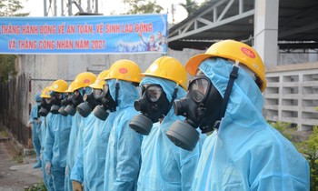 Lực lượng quân đội tiến hành khử khuẩn khu công nghiệp An Đồn (Sơn Trà, Đà Nẵng) sau khi có ca lây nhiễm ở đây.