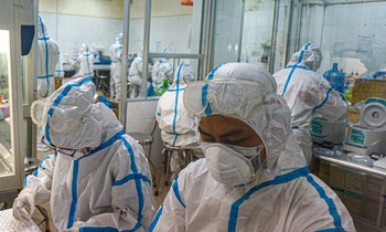 Lấy mẫu xét nghiệm COVID-19 tại CDC Đà Nẵng. Ảnh: Nguyễn Thành