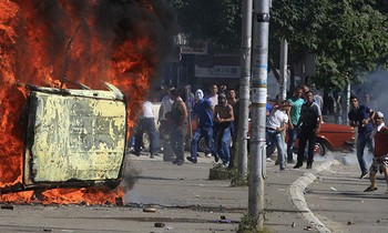 Bạo lực bùng phát ở Kosovo