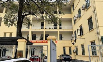 Bắt giam một chuyên viên 'phù phép' hồ sơ hàng hóa