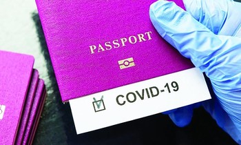 Tư vấn cho nhân viên y tế trước khi tiêm vắc-xin phòng COVID-19Ảnh: Như Ý