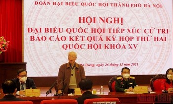Tổng Bí thư Nguyễn Phú Trọng cùng các đại biểu Quốc hội đoàn thành phố Hà Nội tiếp xúc cử tri Ảnh: Nhân Dân