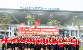 Nhân viên Cảng Hàng không Nội Bài mặc đồng phục cổ động U23 Việt Nam