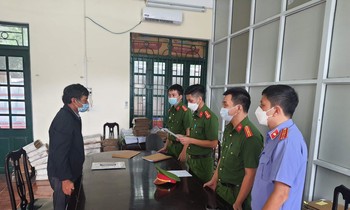 Cơ quan tố tụng đọc quyết định khởi tố bị can, lệnh bắt tạm giam đối với ông Vũ Văn Nam, nguyên Trưởng phòng TN-MT H.Yên Phong