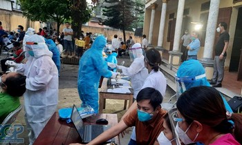 Lấy mẫu xét nghiệm cho người dân tại xã Thượng Lan