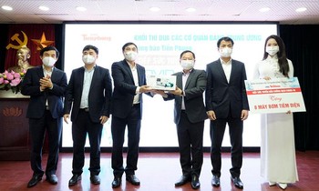 Khối Thi đua các cơ quan Đảng Trung ương trao quà tặng, gửi niềm tin