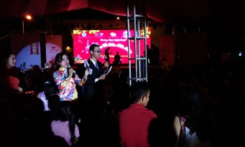 Sinh viên mang hương Tết đến với thanh niên công nhân