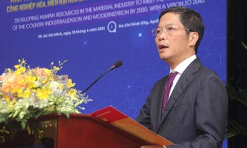 Ủy viên Bộ Chính trị, Trưởng ban Kinh tế Trung ương Trần Tuấn Anh phát biểu tại hội thảo