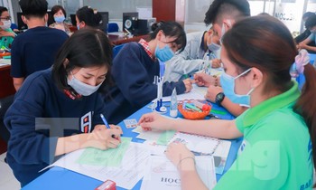 Thí sinh làm thủ tục nộp hồ sơ học bạ tại Trường Đại học Công nghiệp Thực phẩm TPHCM
