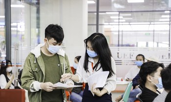 Thí sinh tìm hiểu thông tin nhập học tại Trường ĐH Kinh tế Tài chính TPHCM