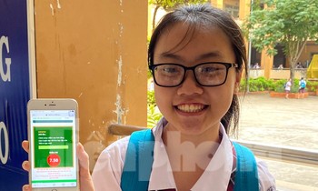 Thí sinh vui mừng khoe điểm kiểm tra ngay sau khi làm bài trực tuyến trên điện thoại