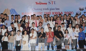Các tân thủ khoa nhận học bổng giao lưu tại Trường ĐH Công nghệ Sài Gòn