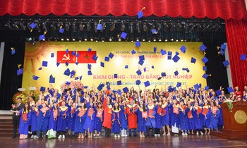 Gần 1.000 sinh viên vui mừng trong ngày lễ tốt nghiệp