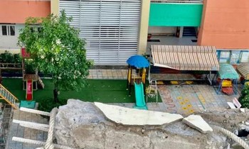Khối bê tông giữa sân trường Trường mầm non Ban Mai, quận 4 (ảnh: PHCC)