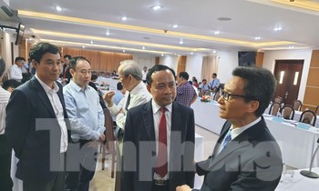 Phó thủ tướng Vũ Đức Đam trao đổi với các đại biểu bên lề buổi làm việc