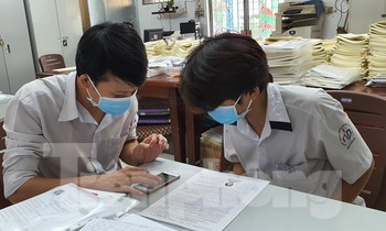 Học sinh Sài Gòn gấp rút thi học kỳ trong 3 ngày gần chục môn để chạy dịch COVID-19