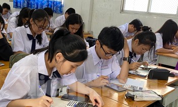 Học sinh cuối cấp TPHCM đang lo "sốt vó" vì dịch COVID-19 bùng phát đúng vào giai đoạn ôn thi nước rút...