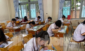 TPHCM cho phép học sinh lớp 9 và 12 quay trở lại trường học tập