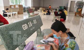 Do dịch bệnh COVID-19, nhiều học sinh TPHCM đang thiếu thiết bị để học trực tuyến