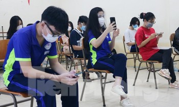Học sinh TPHCM trong lúc chờ tiêm vắc xin phòng COVID-19 hồi cuối tháng 11