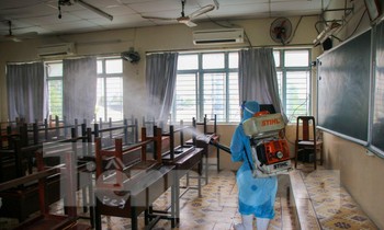 Trường THPT Nguyễn Du, quận 10 khử khuẩn trường lớp chiều 1/12