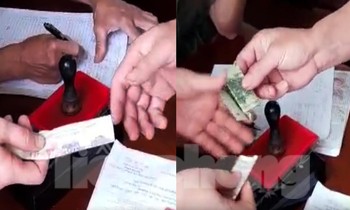 Hình ảnh người dân nộp tiền làm căn cước gắn chip tại xã Tiên Minh.