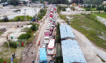 Hàng vạn khách đổ xô ra đảo, bến phà sang Cát Bà kẹt cứng ngày 30/4