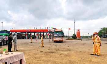 Chốt kiểm soát dịch bệnh COVID-19 liên ngành tại vị trí chân cầu Nghìn – QL.10, huyện Vĩnh Bảo.