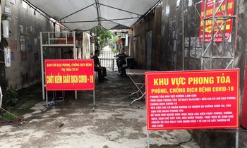 Lực lượng chức năng Hải Dương phong tỏa khu dân cư liên quan các ca mắc COVID-19.