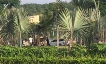 Nhóm người sử dụng hung khí lao vào hỗn chiến ở Đồ Sơn (TP Hải Phòng). Ảnh: Cắt từ clip.