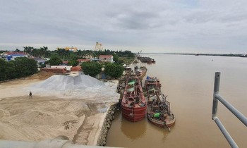 Tàu khai thác cát trái phép bị tạm giữ phục vụ điều tra. Ảnh: T.Đ