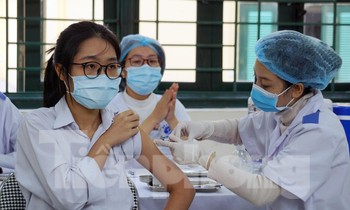 Thêm nhiều học sinh dương tính, Hải Phòng tăng tốc tiêm vắc xin phòng COVID-19