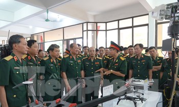 Lãnh đạo Bộ Quốc phòng và các đại biểu dự Đại hội tham quan sản phẩm chế áp flycam do Học viện KTQS chế tạo, sáng 28/10